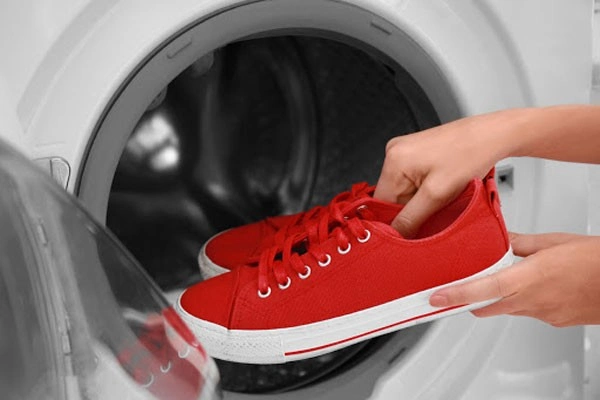 چگونه کفش خود را بدون این که آسیبی ببیند در ماشین لباسشویی بشوریم